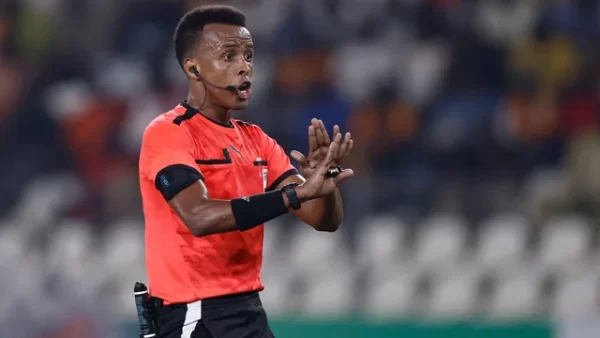 Referee Omar Artan